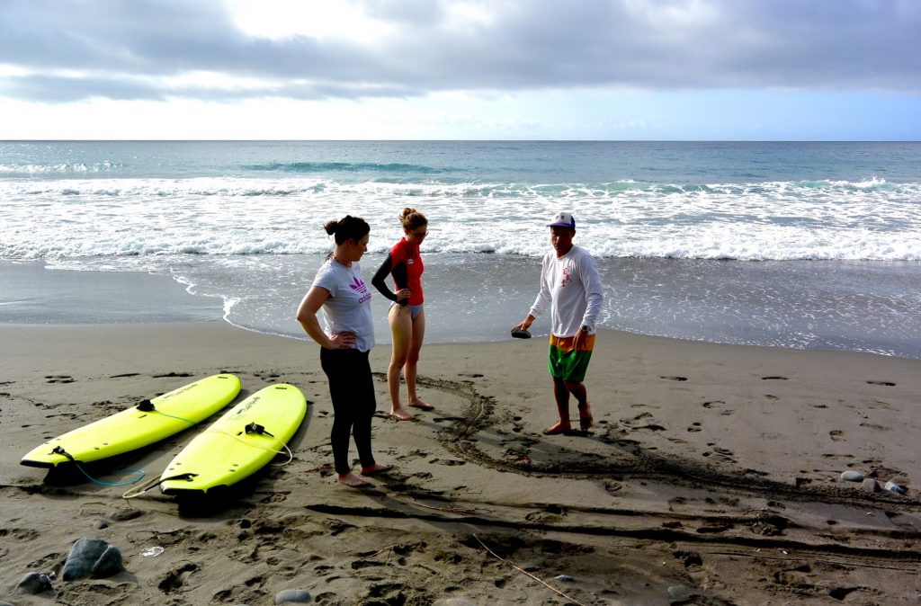 Surf Lessons - WaGaLiGong Dulan Surf & SUP House & Bar 哇軋力共都蘭衝浪/立槳/酒吧 Taiwan Taitung Dulan