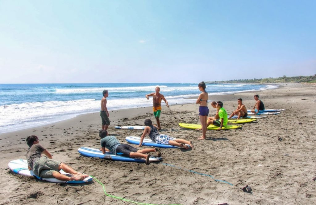 Surf Lessons - WaGaLiGong Dulan Surf & SUP House & Bar 哇軋力共都蘭衝浪/立槳/酒吧 Taiwan Taitung Dulan