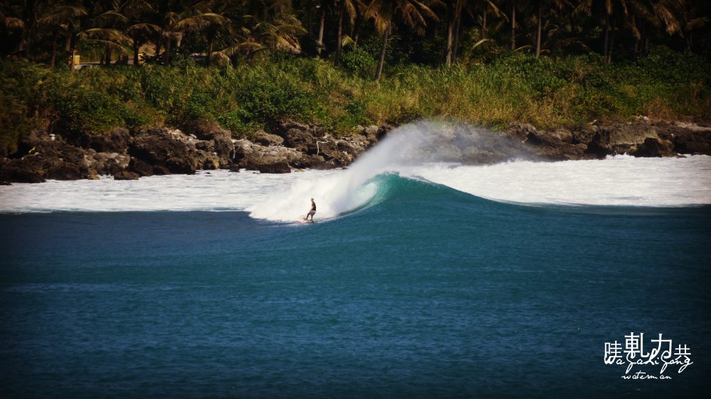 Surf Taiwan - WaGaLiGong Dulan Surf & SUP House & Bar 哇軋力共都蘭衝浪/立槳/酒吧 Taiwan Taitung Dulan