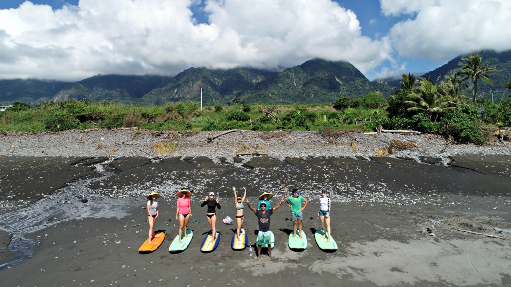 Surf School - WaGaLiGong Dulan Surf & SUP House & Bar 哇軋力共都蘭衝浪/立槳/酒吧 Taiwan Taitung Dulan