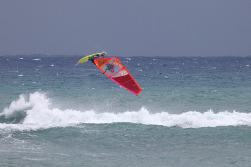 Windsurf Taiwan Dulan - WaGaLiGong Dulan Surf & SUP House & Bar 哇軋力共都蘭衝浪/立槳/酒吧 Taiwan Taitung Dulan