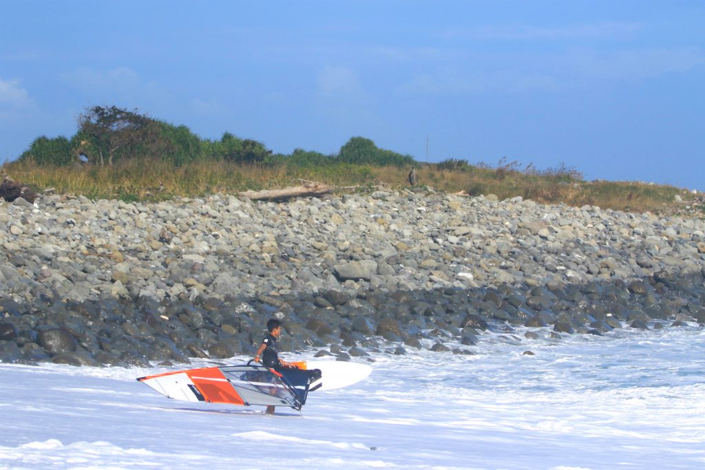 Windsurf Taiwan Dulan - WaGaLiGong Dulan Surf & SUP House & Bar 哇軋力共都蘭衝浪/立槳/酒吧 Taiwan Taitung Dulan