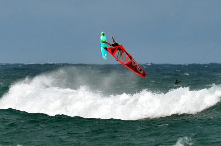 Windsurf Taiwan Dulan - WaGaLiGong Dulan Surf & SUP House & Bar 哇軋力共都蘭衝浪/立槳/酒吧 Taiwan Taitung Dulan