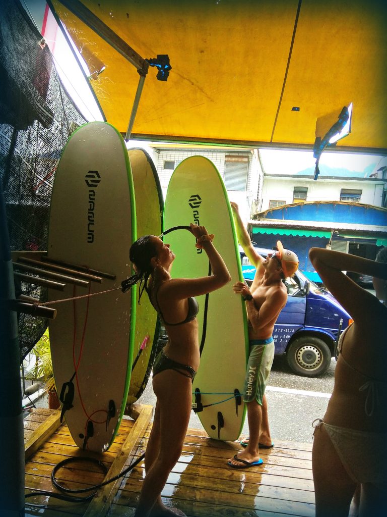 Surf School - WaGaLiGong Dulan Surf & SUP House & Bar 哇軋力共都蘭衝浪/立槳/酒吧 Taiwan Taitung Dulan